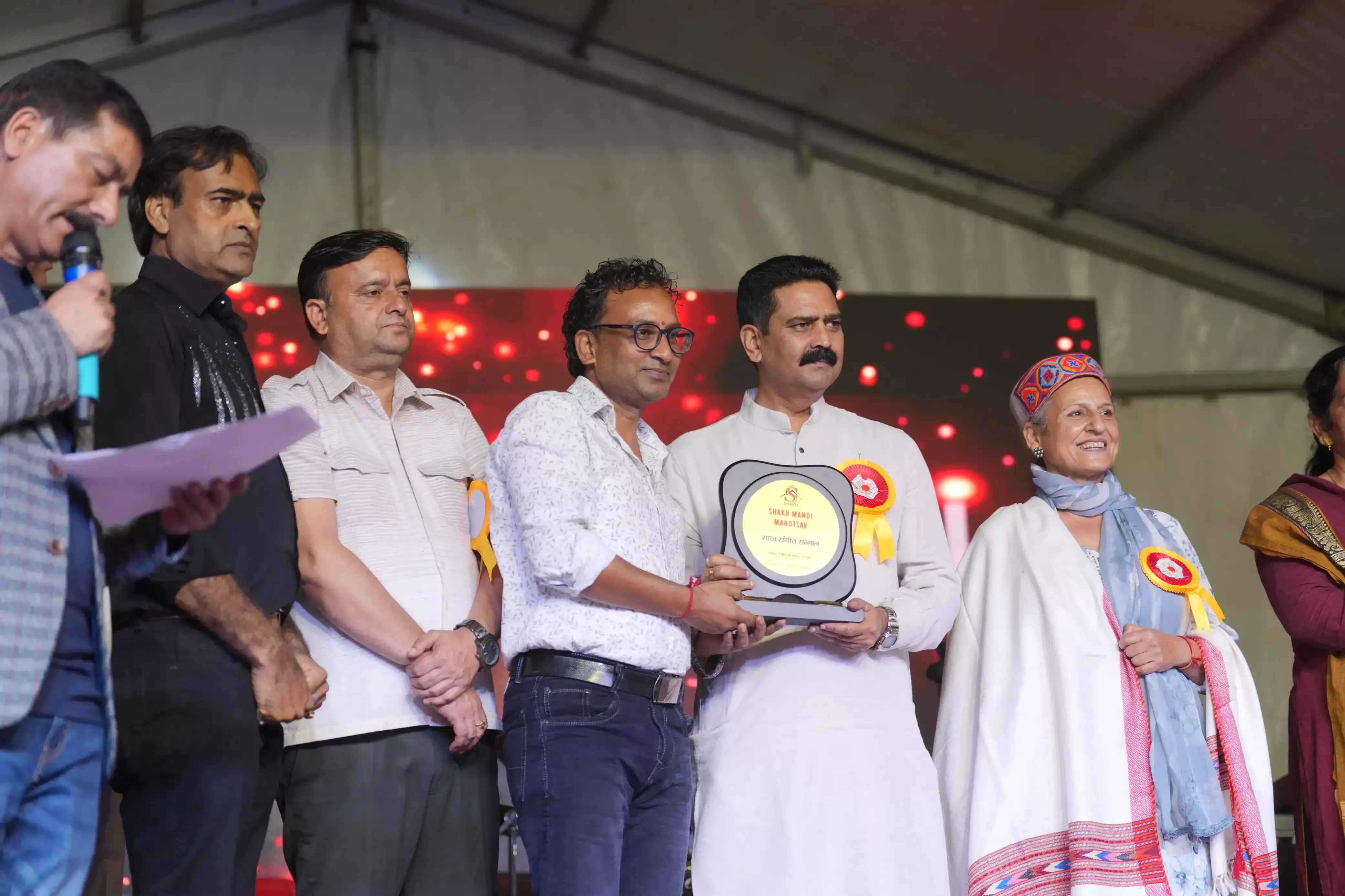 शाख मंडी महोत्सव में लोक संस्कृति के रंग, पहाड़ी गीतों ने मोहा मन शाख मंडी महोत्सव में लोक संस्कृति के रंग, पहाड़ी गीतों ने मोहा मन