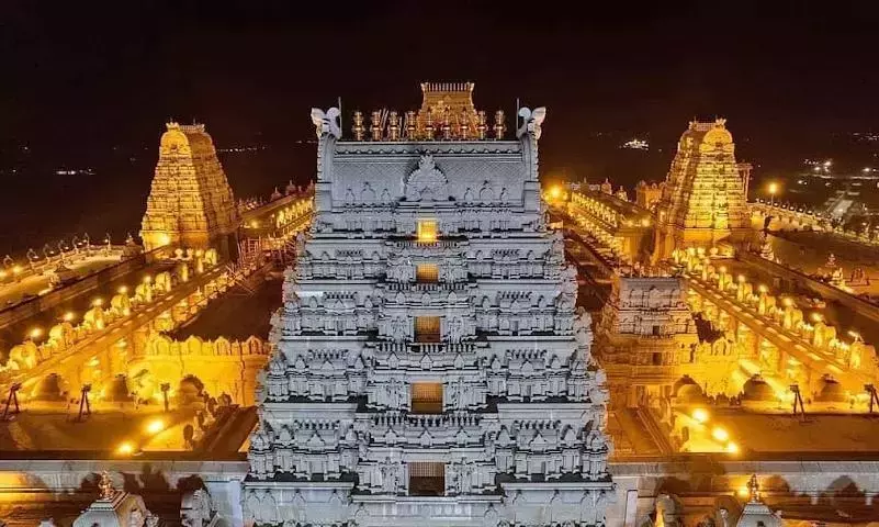 Telangana: दशहरा की छुट्टियाँ शुरू होते ही यादगिरिगुट्टा उत्सव का केंद्र बन गया Telangana: दशहरा की छुट्टियाँ शुरू होते ही यादगिरिगुट्टा उत्सव का केंद्र बन गया