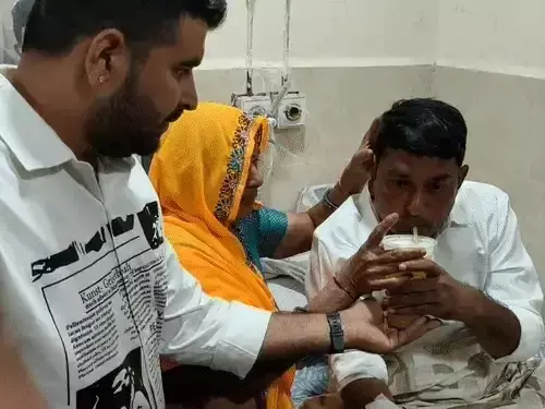 विधायक रविंद्र सिंह भाटी की मौजूदगी में नरेश मीणा ने तोड़ा अनशन विधायक रविंद्र सिंह भाटी की मौजूदगी में नरेश मीणा ने तोड़ा अनशन