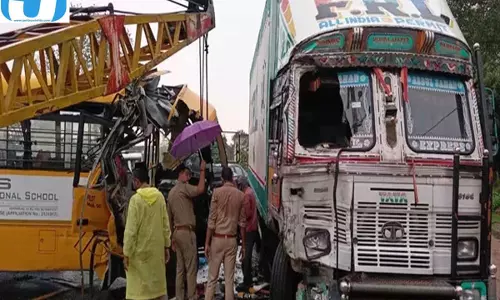 स्कूल बस और कंटेनर में भीषण भिड़ंत, चालक समेत 15 लोगों को चोट स्कूल बस और कंटेनर में भीषण भिड़ंत, चालक समेत 15 लोगों को चोट