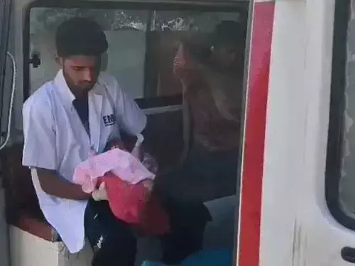 अस्पताल से पहले एंबुलेंस में हुआ प्रसव, मां और नवजात सुरक्षित