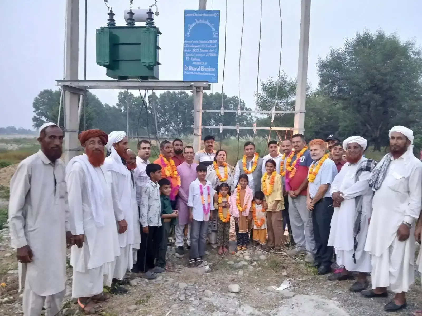 विधायक डॉ. भारत भूषण का सावन चक दौरा, लोगों की समस्याएं सुनीं विधायक डॉ. भारत भूषण का सावन चक दौरा, लोगों की समस्याएं सुनीं