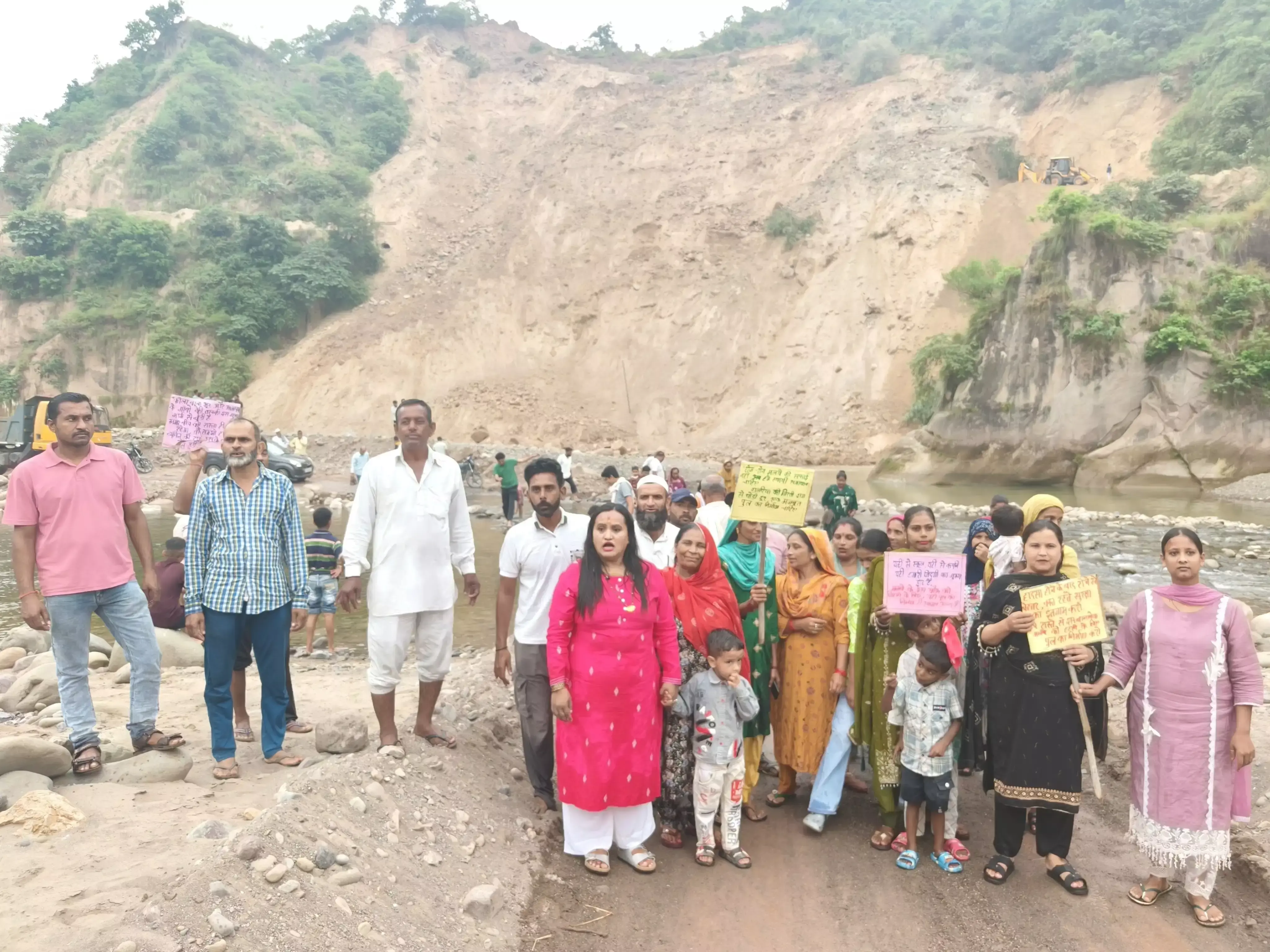 भूस्खलन से संपर्क मार्ग बंद, कौला वालाभूड़-बर्मा पापड़ी के ग्रामीण परेशान भूस्खलन से संपर्क मार्ग बंद, कौला वालाभूड़-बर्मा पापड़ी के ग्रामीण परेशान