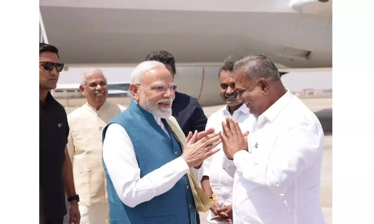 चेन्नई एयरपोर्ट पर स्वागत के दौरान मंत्री आनंद की जेब में लगी तस्वीर देखकर मोदी हैरान रह गए चेन्नई एयरपोर्ट पर स्वागत के दौरान मंत्री आनंद की जेब में लगी तस्वीर देखकर मोदी हैरान रह गए