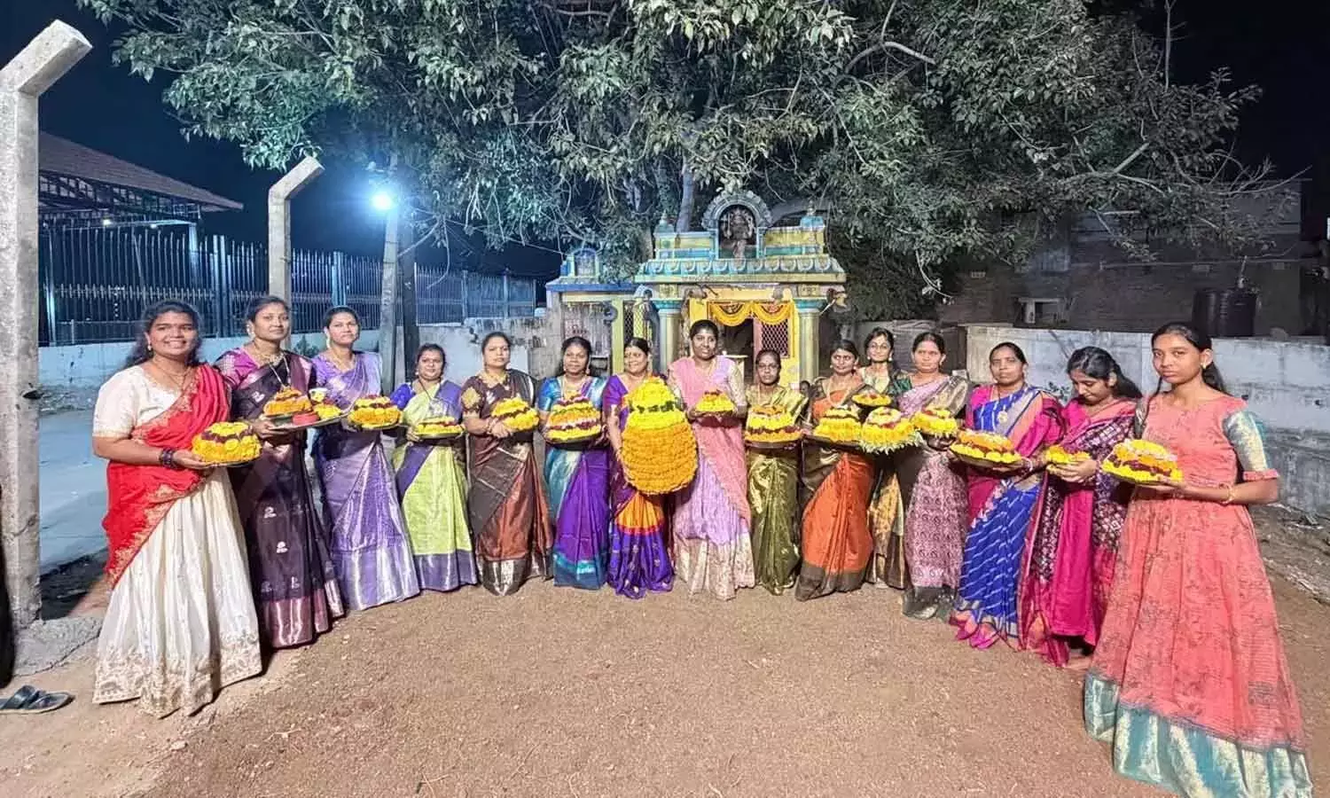 सुन्नम चेरुवु मंदिर बथुकम्मा रजत जयंती का प्रतीक