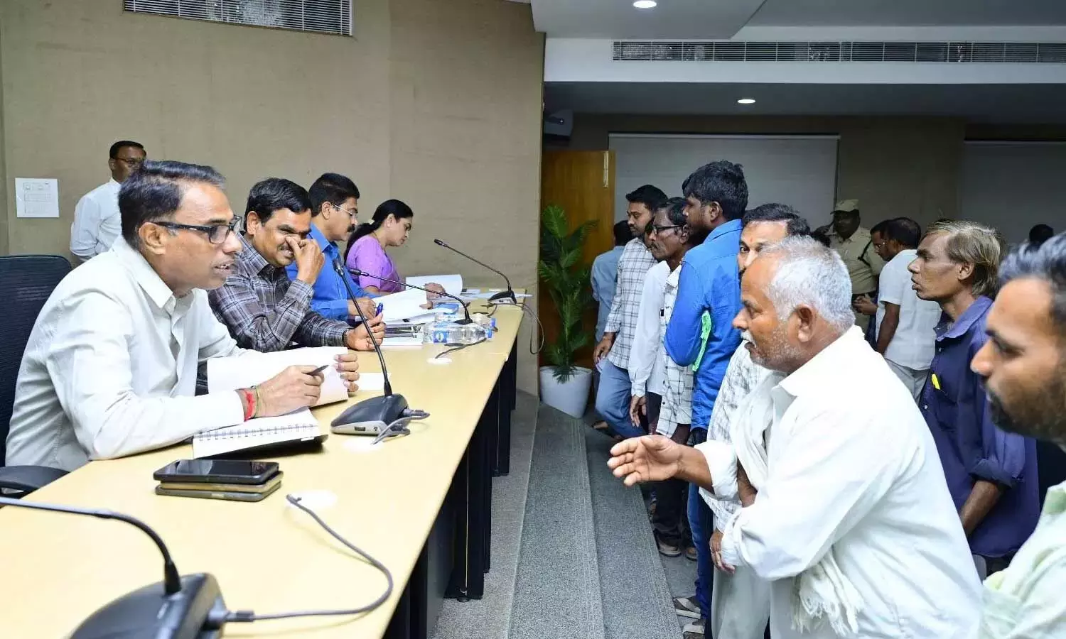 अतिरिक्त कलेक्टर ने प्रजावाणी की शिकायतों के जल्द समाधान की मांग की