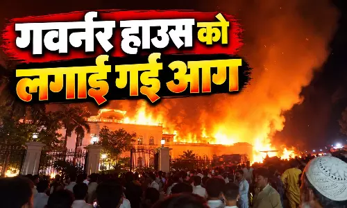 पाकिस्तान: इमरजेंसी लगने के बाद खैबर पख्तूनख्वा में हिंसा बढ़ी, गवर्नर हाउस को लगाई गई आग पाकिस्तान: इमरजेंसी लगने के बाद खैबर पख्तूनख्वा में हिंसा बढ़ी, गवर्नर हाउस को लगाई गई आग