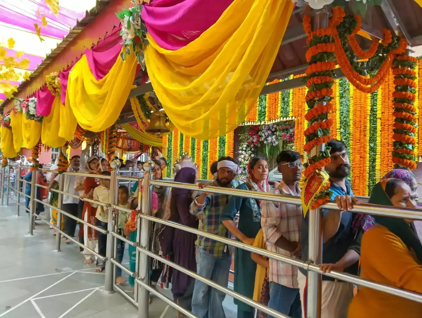 त्रिलोकपुर मंदिर में आस्था का जनसैलाब, 30 हजार श्रद्धालुओं ने किए दर्शन