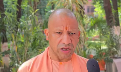 अराजकता से बाज आए कांग्रेस, वरना जो बचा है वह भी गंवा देगी: सीएम योगी