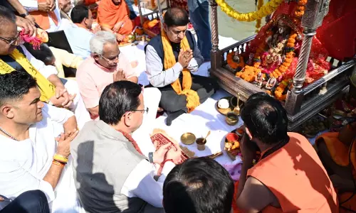 मुख्यमंत्री धामी ने माँ गंगा से की पीएम मोदी के स्वस्थ और दीर्घायु जीवन की कामना मुख्यमंत्री धामी ने माँ गंगा से की पीएम मोदी के स्वस्थ और दीर्घायु जीवन की कामना