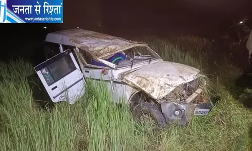 तेज रफ्तार बोलेरो अनियंत्रित होकर धान के खेत में घुसी, दो बार पलटने के बाद सीधी खड़ी हुई गाड़ी