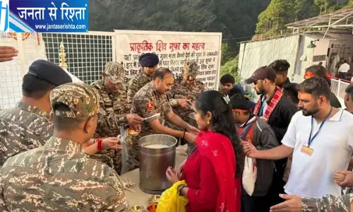 मां वैष्णो देवी भवन में CRPF जवानों की अनोखी सेवा, भक्तों को बांट रहे प्रसाद