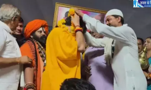 धीरेंद्र शास्त्री की हिंदू एकता यात्रा में मुस्लिमों ने पहनाई फूलमालाएं धीरेंद्र शास्त्री की हिंदू एकता यात्रा में मुस्लिमों ने पहनाई फूलमालाएं