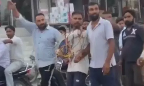 यमुनानगर में अजीब मामला, केबल चोरी के आरोपी को पहनाई तारों की माला