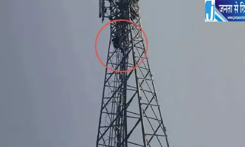 प्रेमी से शादी की मांग, 100 फीट टावर पर चढ़ी युवती