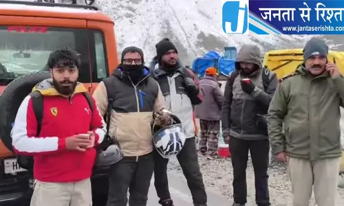 शिंकू ला टॉप पर बर्फबारी में फंसे पर्यटकों और बाइकर्स का रेस्क्यू शिंकू ला टॉप पर बर्फबारी में फंसे पर्यटकों और बाइकर्स का रेस्क्यू