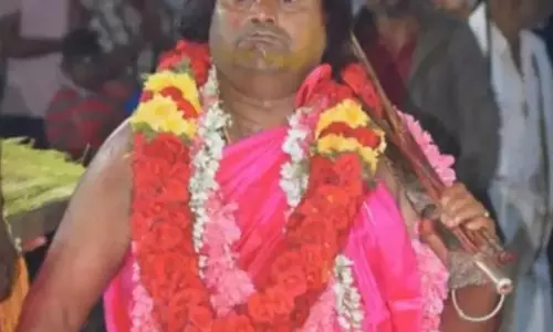 महिला के साथ रेप के आरोप में पुजारी गिरफ्तार, मदद करने वाला पुलिसकर्मी सस्पेंड