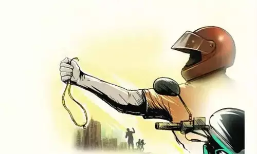 महिलाओं को निशाना बनाकर सोने की चेन लेकर फरार हुए बदमाश