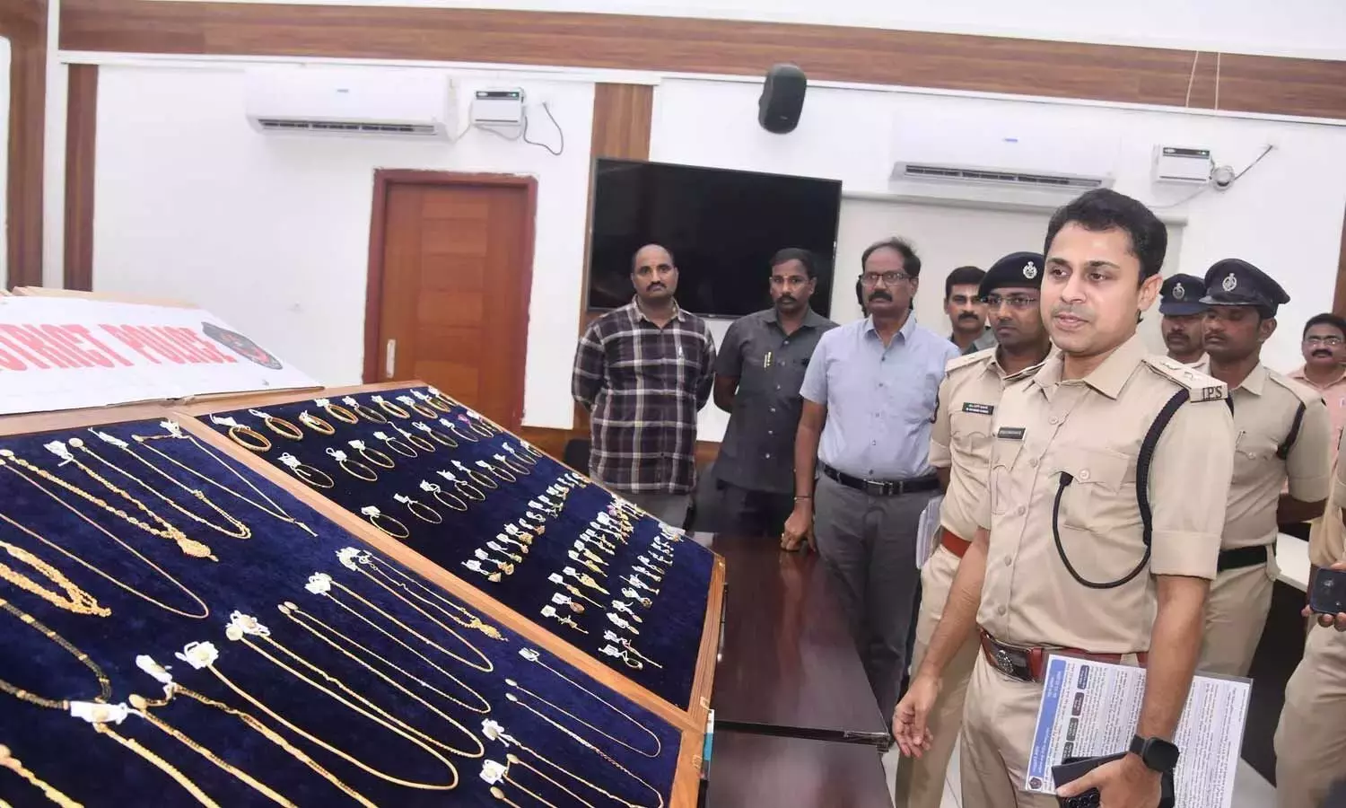 Andhra: काकीनाडा बैंक में सोने की धोखाधड़ी के मामले में गोल्ड अप्रेज़र गिरफ्तार Andhra: काकीनाडा बैंक में सोने की धोखाधड़ी के मामले में गोल्ड अप्रेज़र गिरफ्तार