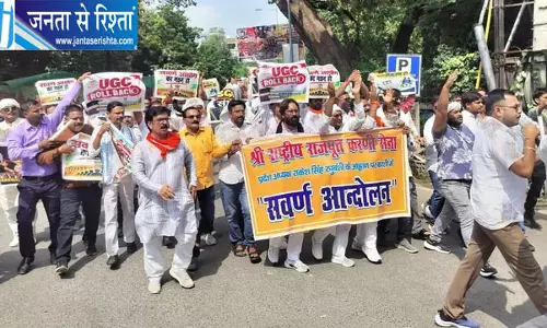 सवर्ण आयोग की मांग पर करणी सेना का प्रदर्शन, पुलिस ने थाने पहुंचाया सवर्ण आयोग की मांग पर करणी सेना का प्रदर्शन, पुलिस ने थाने पहुंचाया