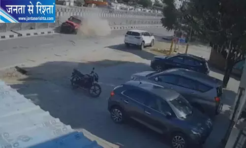 तेज रफ्तार थार ने तोड़ी सड़क की रेलिंग, बैरियर से टकराकर फंसी गाड़ी, CCTV में कैद हुआ हादसा तेज रफ्तार थार ने तोड़ी सड़क की रेलिंग, बैरियर से टकराकर फंसी गाड़ी, CCTV में कैद हुआ हादसा