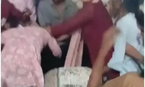 रायपुर में लड़कियों की लड़ाई का VIDEO वायरल, छुड़ाने पहुंचे आसपास के लोग रायपुर में लड़कियों की लड़ाई का VIDEO वायरल, छुड़ाने पहुंचे आसपास के लोग