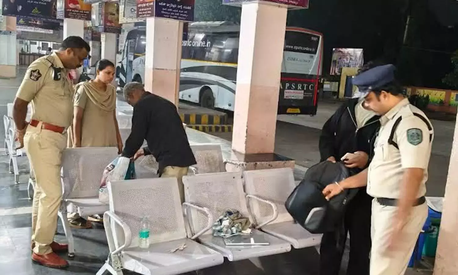 Andhra: पुलिस ने आरटीसी कॉम्प्लेक्स, मड्डिलापालेम के आसपास रात की चेकिंग तेज़ कर दी