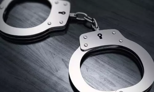 राहगीरों से मारपीट के आरोप में भीड़ ने युवक को पीटा, 35 वर्षीय सनी भालेराव की मौत, दो हिरासत में राहगीरों से मारपीट के आरोप में भीड़ ने युवक को पीटा, 35 वर्षीय सनी भालेराव की मौत, दो हिरासत में