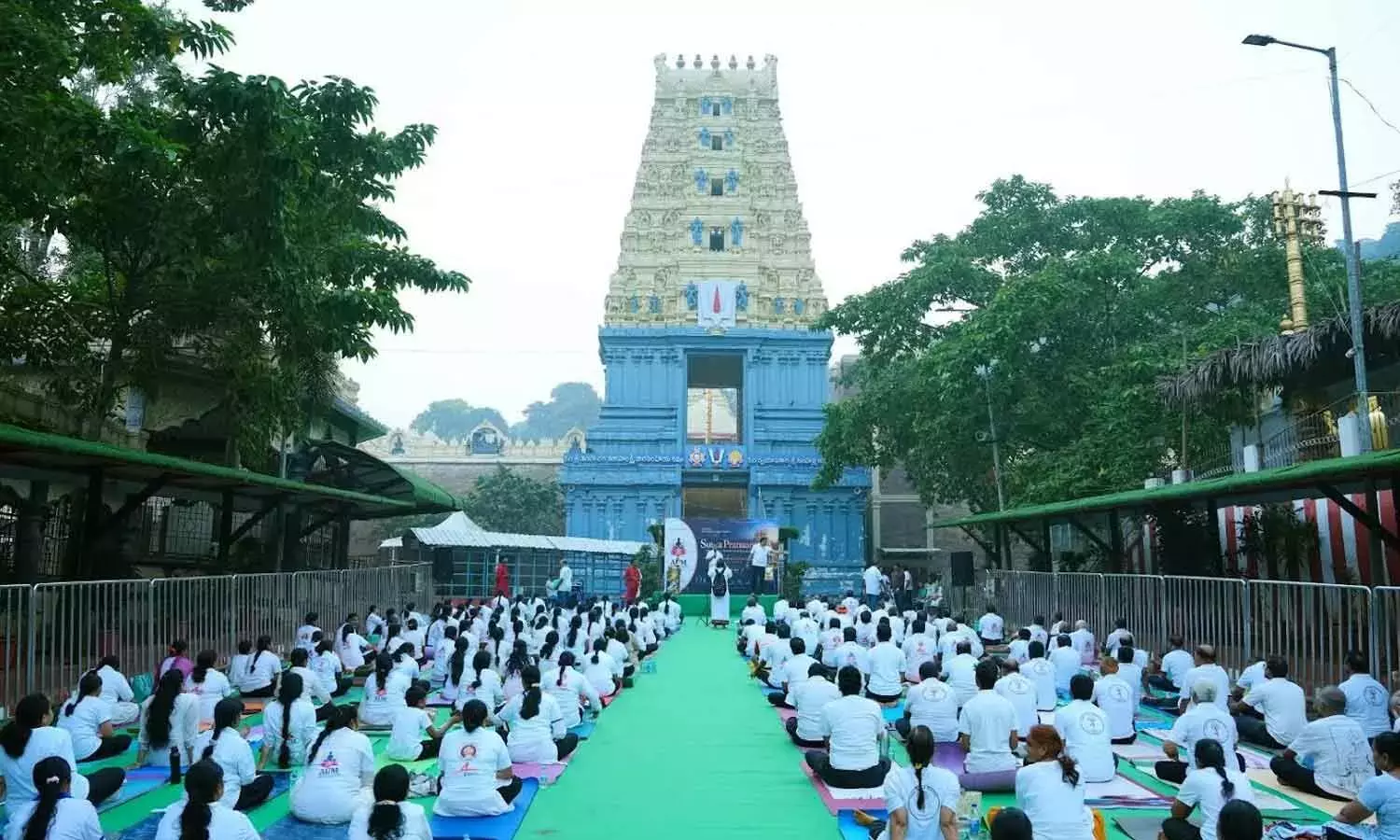 Andhra: सिंहाचलम देवस्थानम सामूहिक सूर्य प्रणाम से गूंज उठा Andhra: सिंहाचलम देवस्थानम सामूहिक सूर्य प्रणाम से गूंज उठा