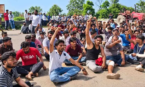 चार श्रद्धालुओं की मौत के बाद भड़का गुस्सा, मुआवजे के लिए ग्रामीणों ने पुल पर लगाया जाम चार श्रद्धालुओं की मौत के बाद भड़का गुस्सा, मुआवजे के लिए ग्रामीणों ने पुल पर लगाया जाम