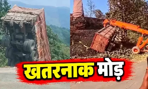 खतरनाक अंधे मोड़ पर बेकाबू हुए दो भारी वाहन, एक खाई में लटका तो दूसरा पलटा खतरनाक अंधे मोड़ पर बेकाबू हुए दो भारी वाहन, एक खाई में लटका तो दूसरा पलटा