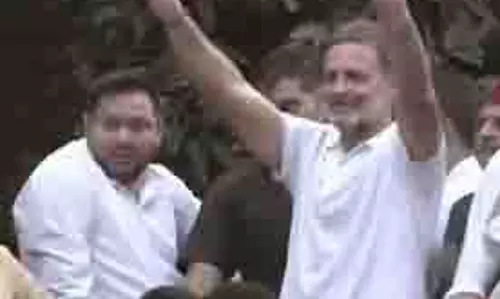 राहुल गांधी के साथ विपक्षी दलों के नेताओं का मार्च, ट्रक पर अखिलेश-तेजस्वी भी रहे सवार राहुल गांधी के साथ विपक्षी दलों के नेताओं का मार्च, ट्रक पर अखिलेश-तेजस्वी भी रहे सवार