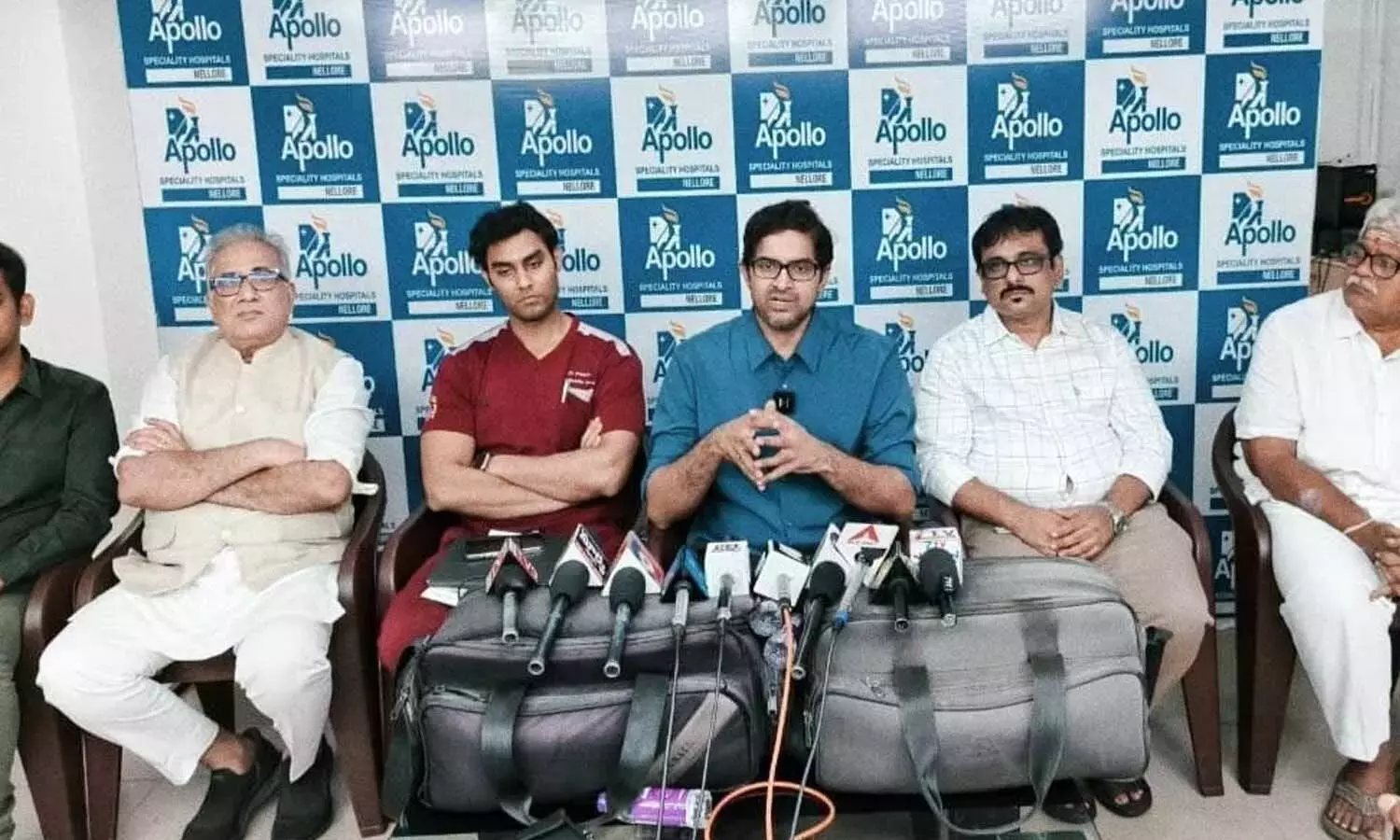 नेल्लोर: एक बुजुर्ग महिला की रिवर्स शोल्डर रिप्लेसमेंट सर्जरी की गई नेल्लोर: एक बुजुर्ग महिला की रिवर्स शोल्डर रिप्लेसमेंट सर्जरी की गई