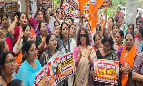 वाराणसी में कांग्रेस कार्यालय के बाहर BJP महिला मोर्चा का प्रदर्शन