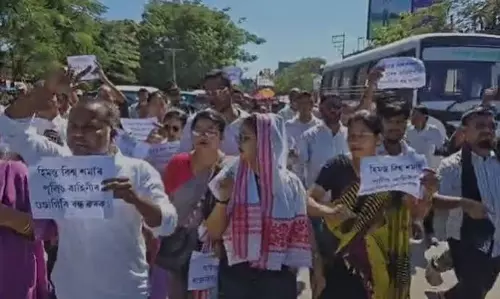 असम: बाढ़ पीड़ितों ने किया उग्र प्रदर्शन, पुलिस ने बीच रास्ते रोका मार्च