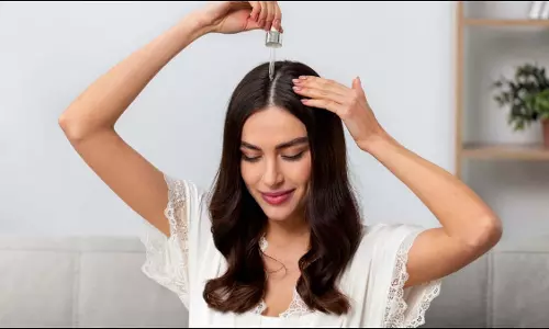 बालों की देखभाल के लिए घर पर बनाएं हेयर सीरम बालों की देखभाल के लिए घर पर बनाएं हेयर सीरम