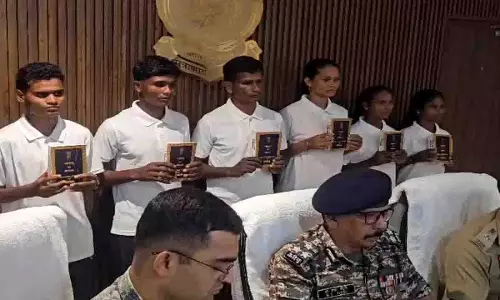 बीजापुर में 35 लाख के इनामी 6 नक्सलियों ने किया सरेंडर, पुलिस को मिली बड़ी सफलता बीजापुर में 35 लाख के इनामी 6 नक्सलियों ने किया सरेंडर, पुलिस को मिली बड़ी सफलता