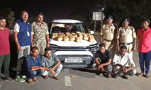 ओडिशा से रायपुर लाया जा रहा 23.5 किलो गांजा जब्त, चार तस्कर गिरफ्तार ओडिशा से रायपुर लाया जा रहा 23.5 किलो गांजा जब्त, चार तस्कर गिरफ्तार