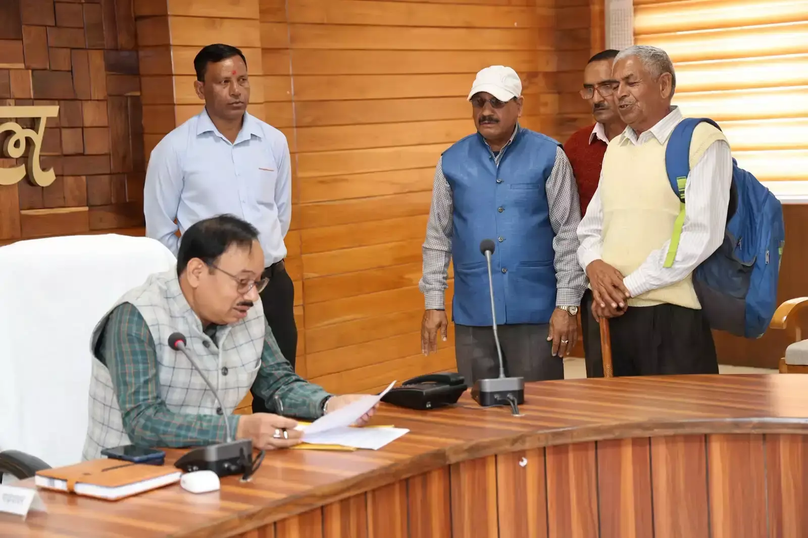 जनता दर्शन में पहुंचे फरियादी, 20 शिकायतों के निस्तारण के निर्देश