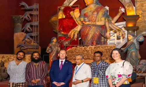 कोलकाता में दुर्गा पूजा के रंग में रंगे अमेरिकी राजदूत सर्जियो गोर कोलकाता में दुर्गा पूजा के रंग में रंगे अमेरिकी राजदूत सर्जियो गोर