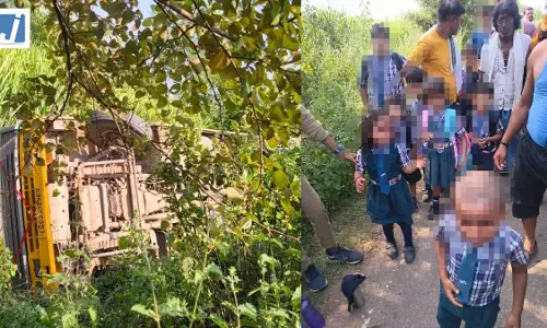 CG NEWS: बच्चों से भरी स्कूल बस पलटी, कई छात्र घायल, मची अफरा-तफरी