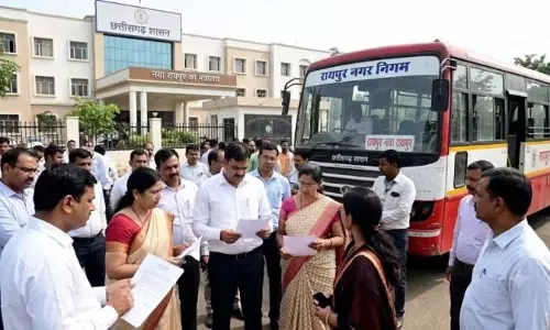 खंडवा में सड़क पर बैठे छात्र, गंदे पानी के खिलाफ प्रदर्शन खंडवा में सड़क पर बैठे छात्र, गंदे पानी के खिलाफ प्रदर्शन