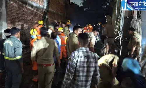 निर्माणाधीन मकान की शटरिंग गिरी, 11 लोग दबे निर्माणाधीन मकान की शटरिंग गिरी, 11 लोग दबे
