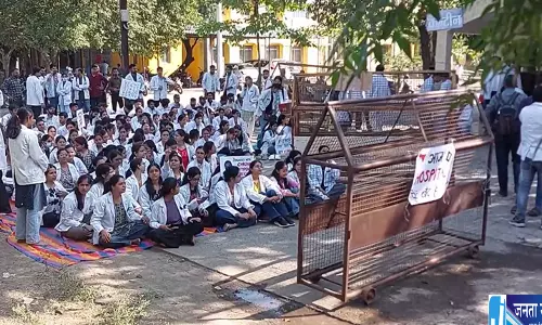 उज्जैन में आयुर्वेदिक डॉक्टरों का बड़ा प्रदर्शन