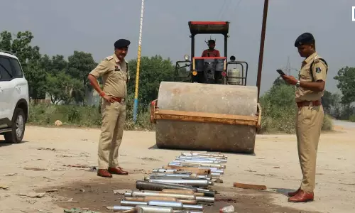 कांकेर में पुलिस का बड़ा एक्शन, 75 से ज्यादा मॉडिफाइड साइलेंसरों पर चला रोलर कांकेर में पुलिस का बड़ा एक्शन, 75 से ज्यादा मॉडिफाइड साइलेंसरों पर चला रोलर