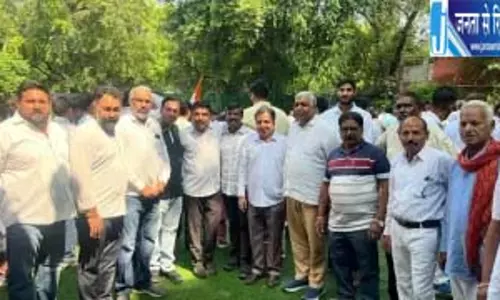 पुलिस से बचने को रात में निकले कांग्रेसी, दिल्ली में किया प्रदर्शन