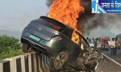 डिवाइडर से टकराकर EV में लगी आग, 4 की मौत