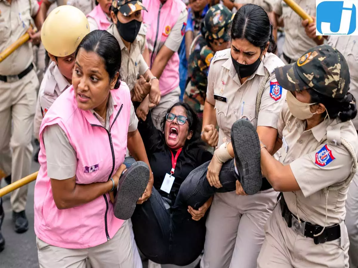 सुप्रीम कोर्ट के निर्देश के बाद भी सैकड़ों प्रदर्शनकारियों पर कार्रवाई सुप्रीम कोर्ट के निर्देश के बाद भी सैकड़ों प्रदर्शनकारियों पर कार्रवाई