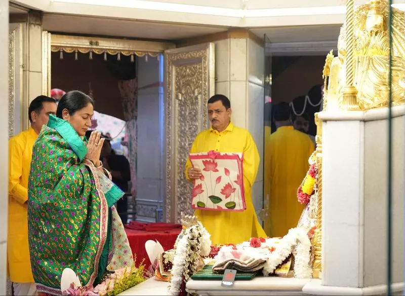 दिल्ली CM ने झंडेवालान मंदिर में किए दर्शन दिल्ली CM ने झंडेवालान मंदिर में किए दर्शन