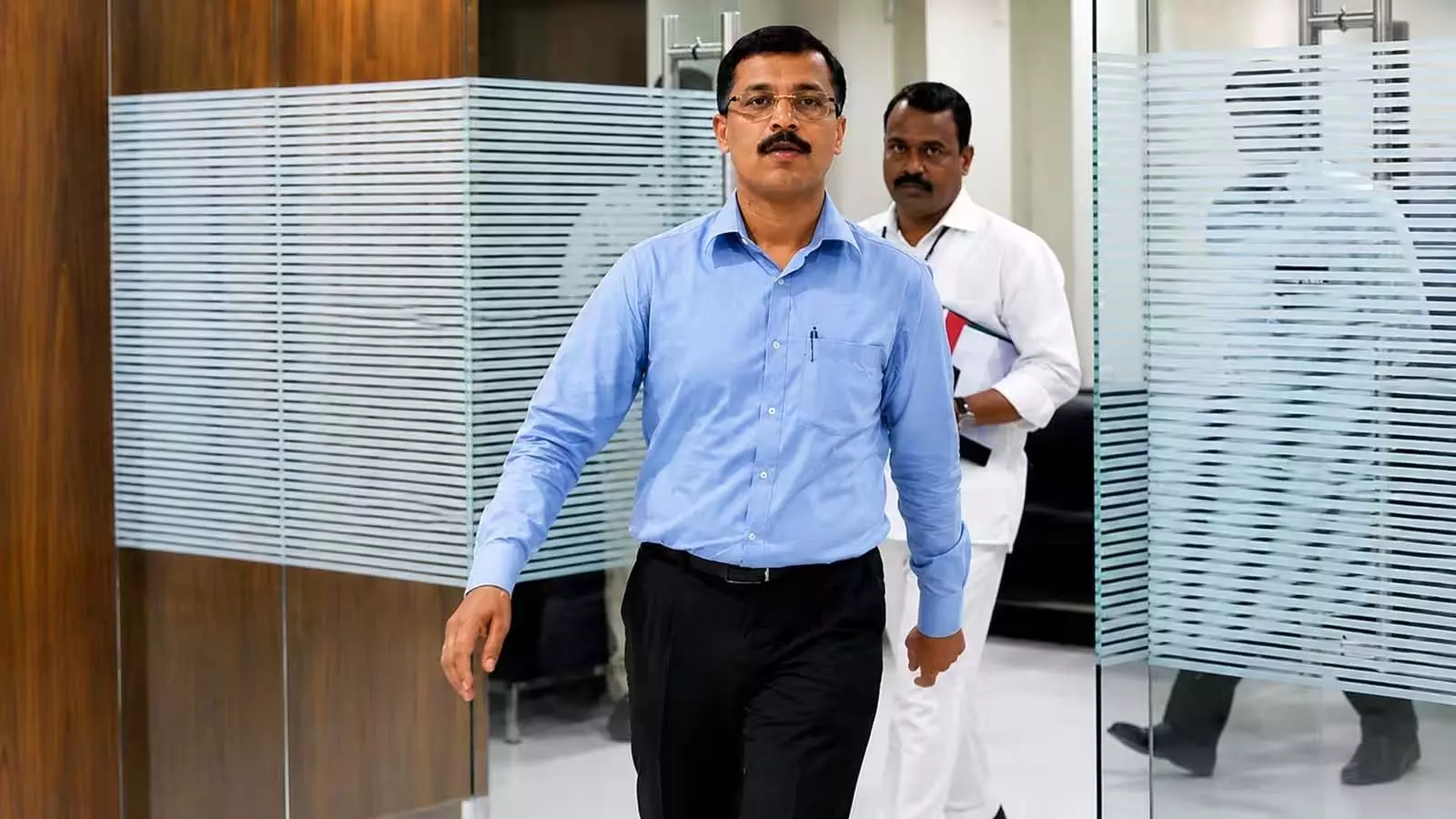 सरकार ने Tukaram Mundhe को दी अहम जिम्मेदारी, इनके ताबड़तोड़ एक्शन की चर्चा हर जगह सरकार ने Tukaram Mundhe को दी अहम जिम्मेदारी, इनके ताबड़तोड़ एक्शन की चर्चा हर जगह